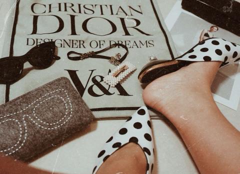 我是烏青 - -
英國 V&A 博物館正舉行英國最大型 Dior 時裝展覽，展現70年來時裝屋的精華和品牌與英倫的淵源。﻿
﻿
Christian Dior︰「除法國之外，英式生活與其他國家相比更得我心 - 我欣賞英式傳統、英式 禮儀、英式建築，甚至英式烹飪也合我口味。」﻿
﻿
這次Dior為了回憶這位設計師，在他最喜歡的城市&mdash;&mdash;倫敦舉辦了史上規模最大的展覽《夢之設計師（Designer of Dreams）》