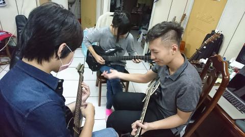 王良慕 - 電吉他團體班教學
