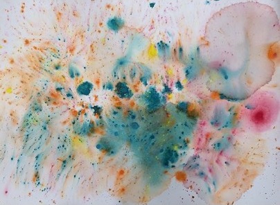 JIE 昀婕 - Autism文創工作室 / 學生作品 
大約五歲的小男生畫的，但還不會正確的握筆，有奶奶從旁輔助，引導他先把水噴在紙上，再把顏料滴上面，產生暈染的效果。