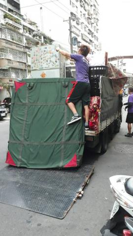 興冠精緻搬家 - 貨車疊貨