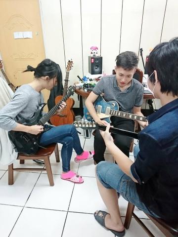 王良慕 - 電吉他團體班教學