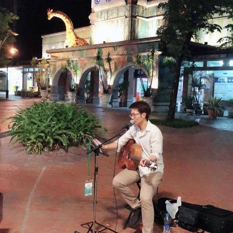 王良慕 - 街頭藝人表演