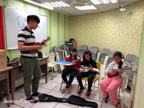 王良慕 - 烏克麗麗團體教學