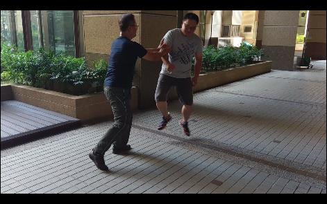 蔡老師 /太極/形意/螳螂/鶴拳 - 攬雀尾一招，由棚捋擠按四式所構成，此為按之用法，輕易可拔敵跟。