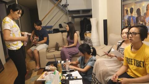 棒室音樂。笛雁 - 為大愛電視台 "樂事美聲錄"節目 製作配唱片頭曲  ,  陪歌手們練習大合唱的部份