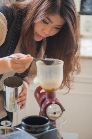 努哇克咖啡事業有限公司 - 為了講究咖啡的風味與新鮮，
當一顆小小的咖啡豆經過了研磨細粉後，
它的氧化面積會變得更大！
在研磨好的當下，沒有立刻使用，它的香氣、質感會很快遞減，
更何況是先把粉磨好，放在密封罐內，開闔的次數等
都會影響品質和風味～