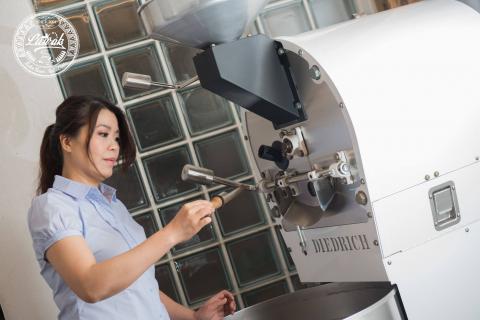 努哇克咖啡事業有限公司 - 在咖啡烘焙過程中，因遇熱解脫水的褐變反應所產生一連串聚合與降解的過程，化學元素中單糖類碳水化合物（葡萄糖、果糖、麥芽糖、阿拉伯糖、乳糖、還原糖等····），
與蛋白質、氨基酸而產生出巧克力、奶油、杏仁、堅果等⋯⋯
此香氣是咖啡生豆烘焙過程中重要而且不可缺少的造濃香反應（梅納反應）