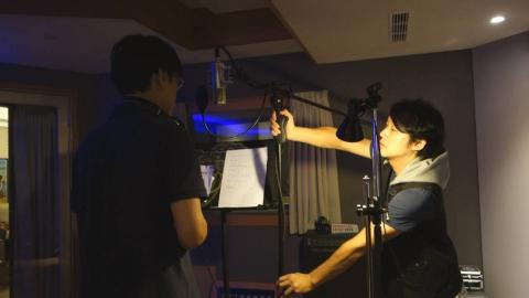 棒室音樂。笛雁 - 為大愛電視台 "樂事美聲錄"節目 製作配唱片頭曲  , 進錄音室調整麥克風 ,  讓歌手能在舒適的情境下 ,  唱出觸動人心的歌聲  .