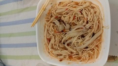 李淑汝 - 酸辣袖珍菇湯麵