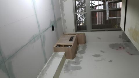 阿水裝潢 - 我們使用日本製矽酸鈣板以及台灣製集成角材平封天花板。