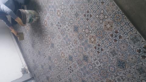 房屋修繕 - 30×30地磚施工……