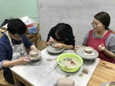 許珊珊 - 手捏陶製作