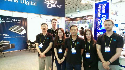 Patrick Yang - 身為團隊的leader，帶領國際化的業務團隊參加國際展覽，拓展業務。管理的業務團隊包含美國、歐洲等國籍業務。團隊和樂融融。