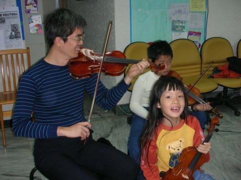 Dr. Chiang - 父親、哥哥、妹妹一家三人親子班，孩子從小一學到上高中，爸爸每周六下午診所休息兩小時，享受親子同樂