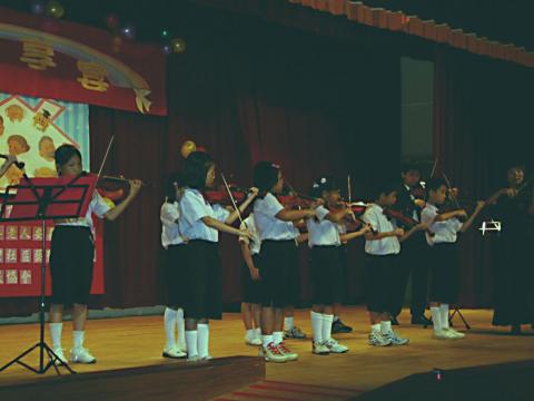 Dr. Chiang - 每年安排學生關懷社區老人，藉由到老人安養中心義演，學習以音樂分享他人，享受行善的喜悅心情