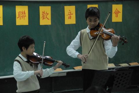 Dr. Chiang - 兩位兄弟合奏小提琴，老師用適性化方式讓不同程度可以合作學習