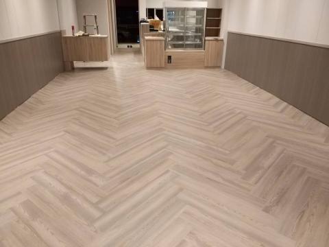 桃園龍傑窗簾店 - 超耐磨塑膠地磚人字貼！