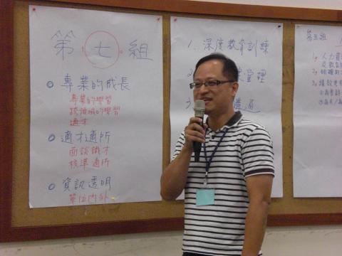 蔡先生  顧問 - 對各組培訓學員的小組報告進行質詢