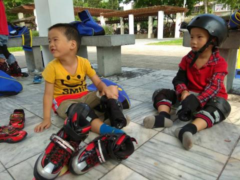 小威直排輪教室 - 讓學生樂在其中，並且學會克服困難。