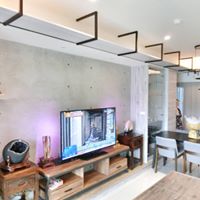 永固麗室內裝潢設計有限公司 - 玩耍的例子。探險是貓族的本性,對牠們來說,野外的世界廣大又刺激,如何豢養家貓、使之乖乖待在家,「創造空間的豐富性」很重要。家裡可玩可跳可滾、可藏可躲的基地多了,自然滿足玩鬧的好奇心,不無聊也就不會想往外探索了。 引進窗景跟日光也是一項重點,人的視線會因窗外的風景舒壓,貓也是。在打造貓咪友善住宅時,最長需要溝通的會是格局,究竟是要將採光最好的地方留給貓、還是人們自己?這時我通常會主張「共享」,例如區 永固麗室內裝潢設計有限公司 - 玩耍的例子。探險是貓族的本性,對牠們來說,野外的世界廣大又刺激,如何豢養家貓、使之乖乖待在家,「創造空間的豐富性」很重要。家裡可玩可跳可滾、可藏可躲的基地多了,自然滿足玩鬧的好奇心,不無聊也就不會想往外探索了。 引進窗景跟日光也是一項重點,人的視線會因窗外的風景舒壓,貓也是。在打造貓咪友善住宅時,最長需要溝通的會是格局,究竟是要將採光最好的地方留給貓、還是人們自己?這時我通常會主張「共享」,例如區