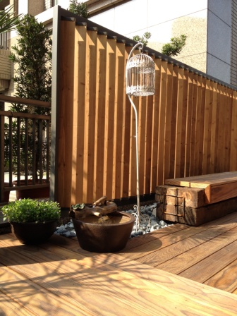 諾臨設計 - 陽台景觀設計 大量原木材質與金屬搭配