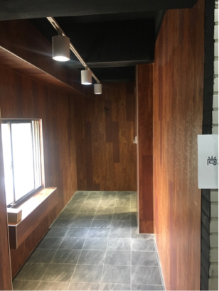 方城室 - 牆面貼地板