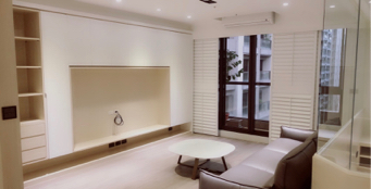 鑫迪室內裝修設計工作室 - 依據客戶的需求，將客廳電視牆設計大範圍的收納空間，使用木百葉可隨時調整室內的採光