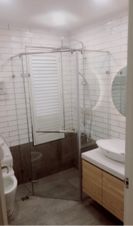 鑫迪室內裝修設計工作室 - 共用區廁所，空間比較小但也可以設計成乾濕分離哦，屋主特別喜歡這圓鏡還可以調整多種亮度模式，就算沒有開廁所的燈單獨開圓鏡的燈也感覺很溫馨哦