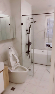 鑫迪室內裝修設計工作室 - 臥室浴室採用乾濕分離，客戶想要有個浴缸可以泡澡放鬆，由於格局的關係，特地找了一個剛好可以放的浴缸，讓屋主可以好好享受放鬆心情