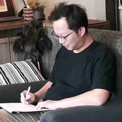 八風平面設計工作室 - 設計師本人攝於設計工作室。 八風平面設計工作室 - 設計師本人攝於設計工作室。