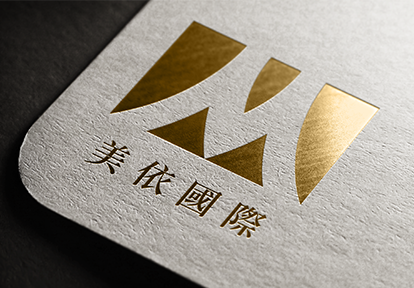 金語設計 - 美依國際-
客戶主要是銷售、代理民生用品
客戶訪談時找出客戶得產品是可給眾人使用的產品,
故除了用黃金比例去繪製M以外,同時有人、人手牽手的意象在裡頭。 金語設計 - 美依國際-
客戶主要是銷售、代理民生用品
客戶訪談時找出客戶得產品是可給眾人使用的產品,
故除了用黃金比例去繪製M以外,同時有人、人手牽手的意象在裡頭。