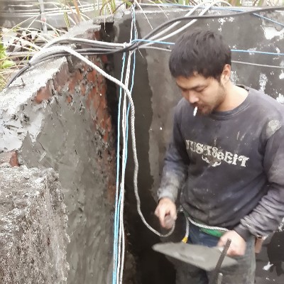 鴻展防水抓漏工程 - 認真的男人
