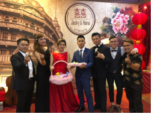 嘉浥音樂藝術娛樂整合服務團隊 - 彰化秀水鵝媽媽六零年代復古上海風婚禮趴
婚禮樂團、燈光音響、場地佈置、服裝規劃 嘉浥音樂藝術娛樂整合服務團隊 - 彰化秀水鵝媽媽六零年代復古上海風婚禮趴
婚禮樂團、燈光音響、場地佈置、服裝規劃