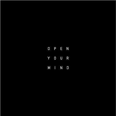 高稚喬 - 這是卡片的背面，這個樂團是演奏團意思是沒有主唱的樂團，靠得是吉他、貝斯、鼓等樂器來描述故事，所以我以OPEN YOUR MIND 來提醒聽眾要打開心房聆聽他們的音樂，才能進入他們所描述的故事，甚至是聽者自己的詮釋