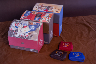 袁鐘云 - 中盒頂部三盒結合成一張圖 上頭是一台紅毛城咖啡機 航行於淡水咖啡河中冒險