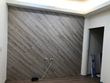 方城室 - 塑膠地板。貼牆