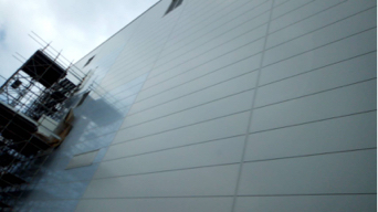 蔡佩蓉 - 大樓外牆噴漆