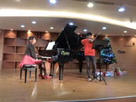 賴老師音樂工作室 -  2014音樂發表會，賴老師幫小提琴學生伴奏