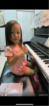 Lily’s Piano Studio🎹 音樂教學/主持演出 - 4歲小妹妹用遊戲的方式開始學鋼琴❤️年紀小更要培養對音樂的喜愛喔