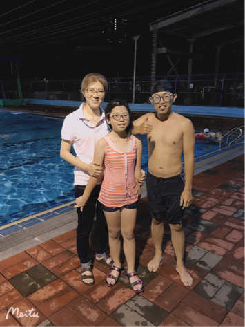 HOW SWIM   阿嘉 - 不要以為旁邊這位稍長的女性是家長   他也是我的學生之一  而且還超級怕水的,頭完全不敢下去的那種,經過幾堂課的努力  現在已經敢下水憋氣30秒了  雖然只有短短的半分鐘  對她來說卻是天大的進步 跟姪女完全不同   的是  姪女從完全不會游泳到滑手換氣 只用了短短五堂課  真的是太反差了,因為開學的關係目前暫停學習 但也約好了明年的暑假  要來繼續挑戰自我
 HOW SWIM   阿嘉 - 不要以為旁邊這位稍長的女性是家長   他也是我的學生之一  而且還超級怕水的,頭完全不敢下去的那種,經過幾堂課的努力  現在已經敢下水憋氣30秒了  雖然只有短短的半分鐘  對她來說卻是天大的進步 跟姪女完全不同   的是  姪女從完全不會游泳到滑手換氣 只用了短短五堂課  真的是太反差了,因為開學的關係目前暫停學習 但也約好了明年的暑假  要來繼續挑戰自我