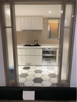 達舍創研所室內裝修有限公司 - 廚房翻修工程:此案位於台北市天母,照片中的廚房從原本的一字型更改為L型開放設計,讓餐廳的動線出入口及採光通風充足。
色系搭配:莫蘭迪色加上木紋融合在一起。
材質搭配:人造石、西班牙六角磚、烤漆玻璃。
照明設計:直接照明、間接照明、冷光照明。 達舍創研所室內裝修有限公司 - 廚房翻修工程:此案位於台北市天母,照片中的廚房從原本的一字型更改為L型開放設計,讓餐廳的動線出入口及採光通風充足。
色系搭配:莫蘭迪色加上木紋融合在一起。
材質搭配:人造石、西班牙六角磚、烤漆玻璃。
照明設計:直接照明、間接照明、冷光照明。