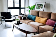 懿舍空間設計 - 客廳使用大地色系沙發組,搭配跳色抱枕,用傢俱單品妝點空間色彩。 懿舍空間設計 - 客廳使用大地色系沙發組,搭配跳色抱枕,用傢俱單品妝點空間色彩。