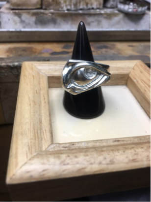 蔡少旗 - 「眼」
專注的看著你，寫實蠟雕翻銀