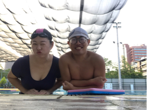 HOW SWIM   阿嘉 - 一個超級怕水的早餐店員工  一開始一直催眠自己是小白鯨讓自己克服恐懼  經過從基本的換氣到漂浮 ,建立安全感後  現在上到第7堂課後已經可以自己滑手打水前進了呢 ,只可惜換氣這部分有點卡關 ,期待明年妳繼續來克服挑戰喔 HOW SWIM   阿嘉 - 一個超級怕水的早餐店員工  一開始一直催眠自己是小白鯨讓自己克服恐懼  經過從基本的換氣到漂浮 ,建立安全感後  現在上到第7堂課後已經可以自己滑手打水前進了呢 ,只可惜換氣這部分有點卡關 ,期待明年妳繼續來克服挑戰喔