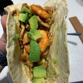 Thomas - 紅醬蝦仁#酪梨#鷹嘴豆泥捲餅