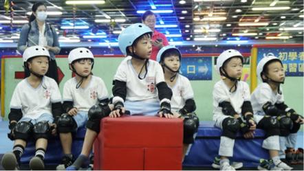 Building Self Confidence (小貢） - 小朋友聽著直排輪鞋怎麼穿