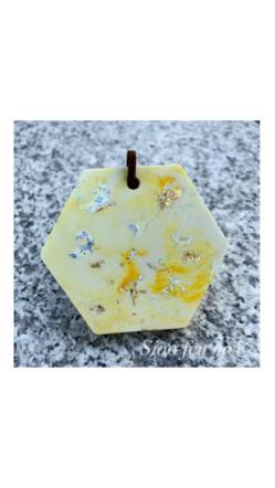 Siao Fen Mei - &mdash;&mdash;&mdash;金箔擴香石&mdash;&mdash;&mdash;
凡購買20個以上出示喜帖可折$100
手作商品，渲染的部分不是每個都一樣哦。


#擴香石#婚禮小物#金箔#香氛#手作#精油#渲染#送禮#diffuse#fragrance

適合放在:車上、書房、衣櫥、廁所
