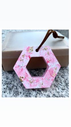 Siao Fen Mei - &mdash;&mdash;&mdash;金箔擴香石&mdash;&mdash;&mdash;
凡購買20個以上出示喜帖可折$100
手作商品，渲染的部分不是每個都一樣哦。


#擴香石#婚禮小物#金箔#香氛#手作#精油#渲染#送禮#diffuse#fragrance

適合放在:車上、書房、衣櫥、廁所
