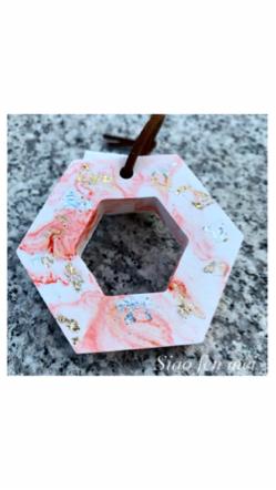 Siao Fen Mei - &mdash;&mdash;&mdash;金箔擴香石&mdash;&mdash;&mdash;
凡購買20個以上出示喜帖可折$100
手作商品，渲染的部分不是每個都一樣哦。


#擴香石#婚禮小物#金箔#香氛#手作#精油#渲染#送禮#diffuse#fragrance

適合放在:車上、書房、衣櫥、廁所
