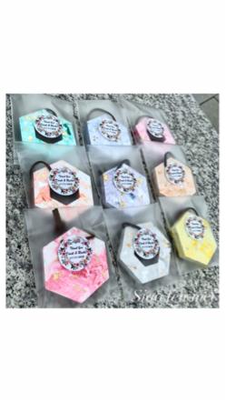 Siao Fen Mei - &mdash;&mdash;&mdash;金箔擴香石&mdash;&mdash;&mdash;
凡購買20個以上出示喜帖可折$100
手作商品，渲染的部分不是每個都一樣哦。
有貼紙可選中文或英文

#擴香石#婚禮小物#金箔#香氛#手作#精油#渲染#送禮#diffuse#fragrance

適合放在:車上、書房、衣櫥、廁所
